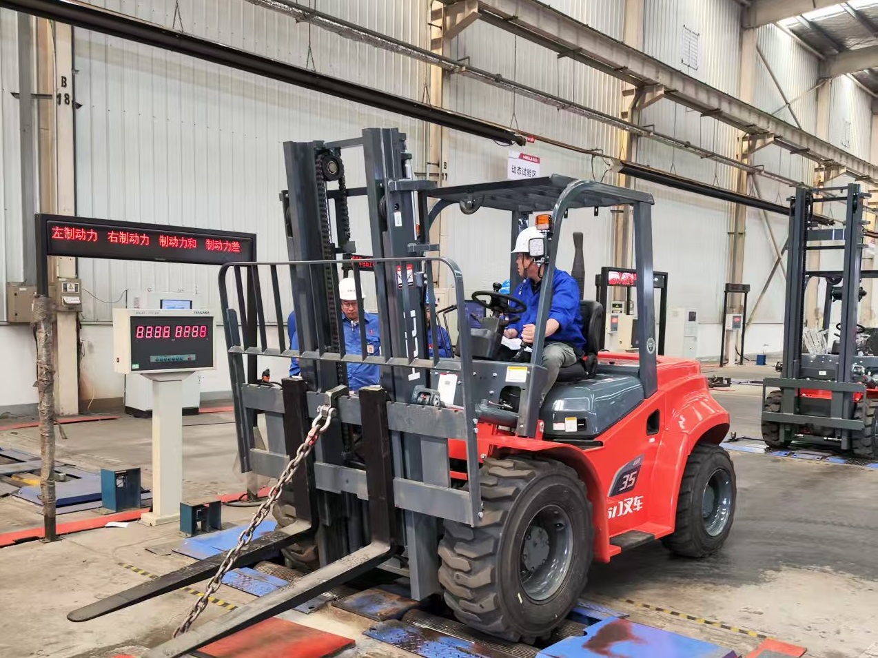 图5 经济型越野车总部专家指导 左1图.jpg 图5 经济型越野车总部专家指导 左1图.jpg