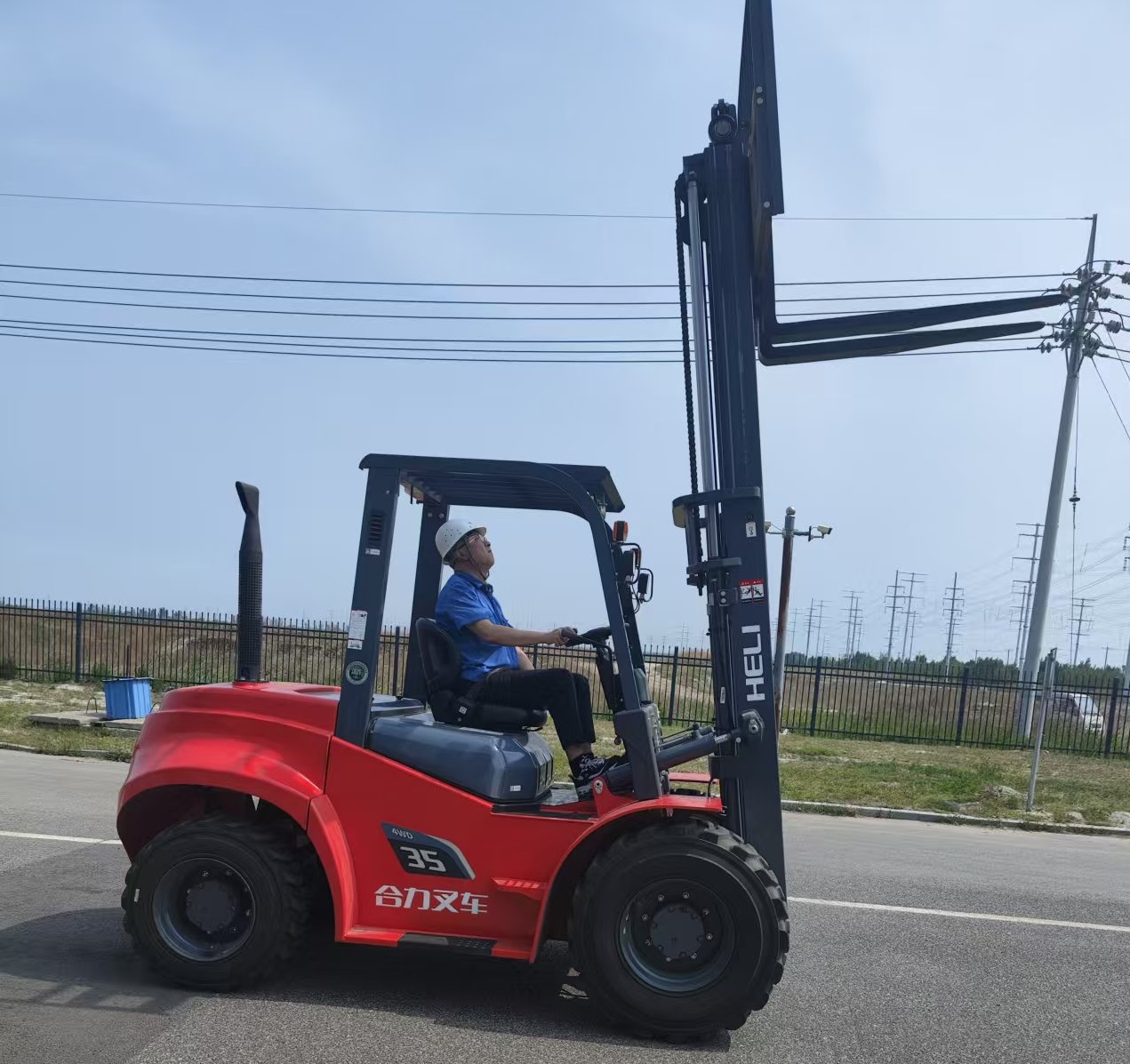 图6 经济型越野车总部专家指导 左2图.jpg 图6 经济型越野车总部专家指导 左2图.jpg