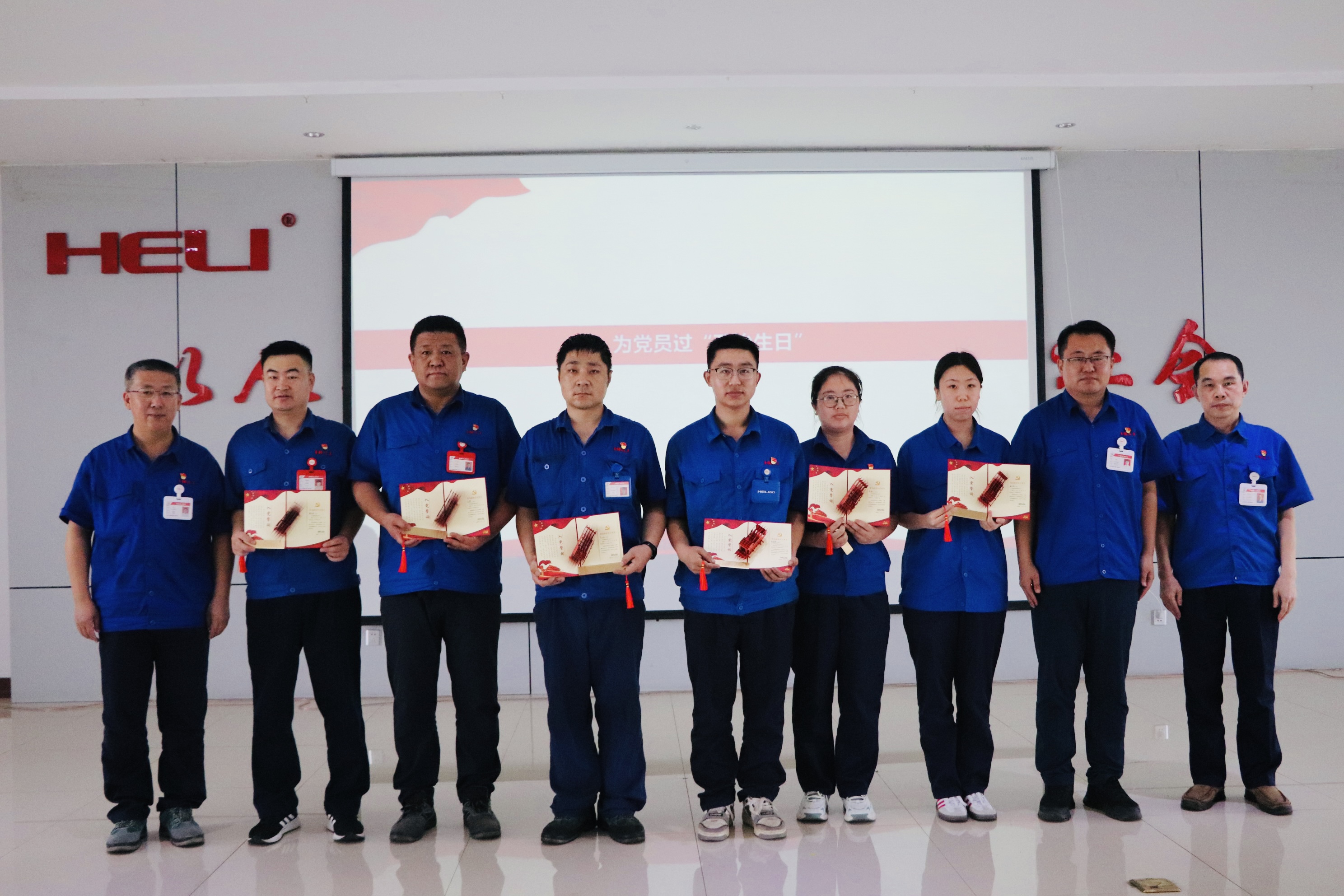 Ϊµ³Ô±´ú±í¹ý¡°ÕþÖÎÉúÈÕ¡±.jpg Ϊµ³Ô±´ú±í¹ý¡°ÕþÖÎÉúÈÕ¡±.jpg